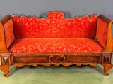 un banc en bois avec une assise rembourrée rouge