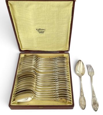 un service d'argenterie dans un coffret, comprenant une cuillère et une fourchette