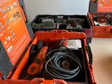 deux boîtes orange contenant des outils, posées par terre