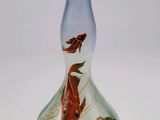 un vase en verre contenant un poisson