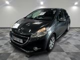 la petite voiture noire est garée dans une grande pièce