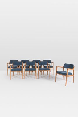 un ensemble de six chaises avec des assises rembourrées bleues