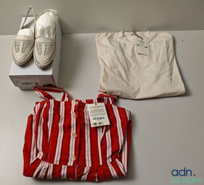 deux paires de chaussures, une chemise et un sac posés sur une table