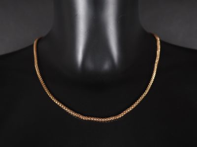 un collier à chaîne en or sur un mannequin mannequin mannequin mannequin mannequin mannequin mannequin mannequin mannequin mannequin