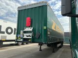 deux camions garés l'un à côté de l'autre dans la rue