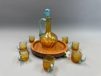 de nombreux objets en verre disposés sur un plateau