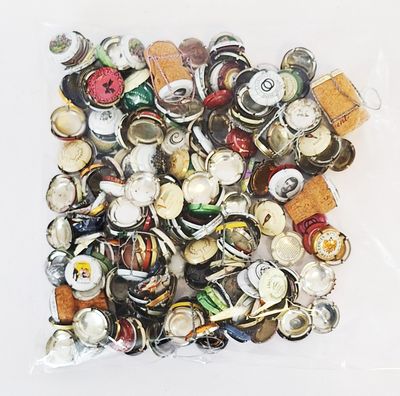 un sac rempli de capsules de bière posé sur une surface blanche