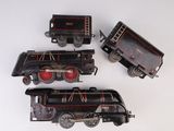 trois petits trains posés sur une surface blanche