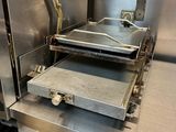 un grand four en métal surmonté d'une plaque
