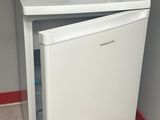 un petit réfrigérateur surmonté d'un micro-ondes