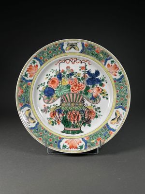 l'image d'une assiette ornée de fleurs et d'oiseaux