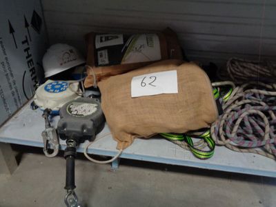 une table sur laquelle se trouvent un sac de corde et d'autres objets