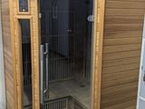 un sauna en bois dans un coin de la pièce