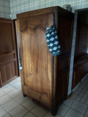 une armoire en bois au milieu d'un sol carrelé