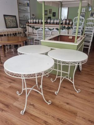 deux tables posées sur un plancher en bois