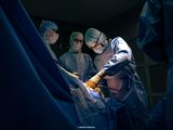 des chirurgiens pratiquant une intervention chirurgicale sur un patient dans un bloc opératoire