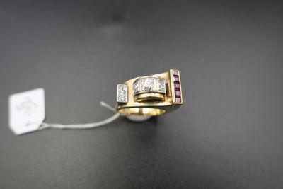 un gros plan d'une bague posée sur une table, avec une étiquette accrochée dessus