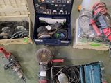 un grand nombre d'outils qui se trouvent sur le sol