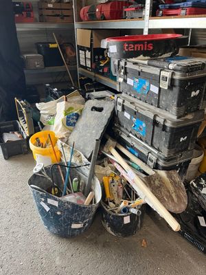 un tas d'outils et d'autres objets dans un garage