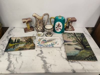 une table sur laquelle se trouvent de nombreux objets