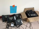de nombreux téléphones qui traînent dans une boîte posée par terre