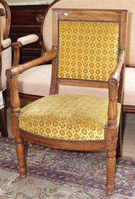 deux chaises placées l'une à côté de l'autre sur un tapis