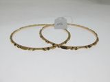 une paire de boucles d'oreilles pendantes dorées ornées de petits cœurs