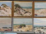 de nombreux tableaux accrochés aux murs d'une pièce