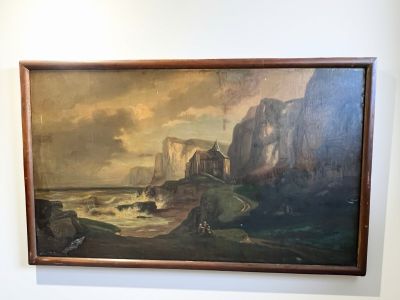 un tableau accroché au mur d'une pièce