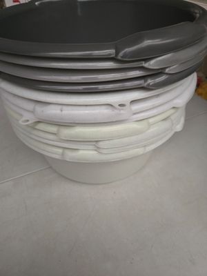 beaucoup d'assiettes empilées les unes sur les autres