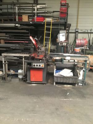 beaucoup d'outils et de matériel dans un garage