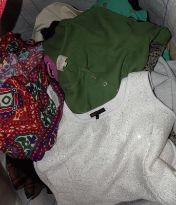 une pile de vêtements qui se trouve dans un panier à linge