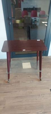 une table en bois avec une porte vitrée en arrière-plan