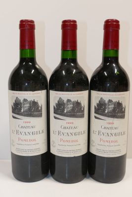 trois bouteilles de vin rouge sont alignées sur une surface blanche