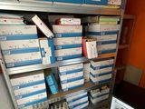 de nombreuses boîtes de courrier posées sur une étagère à côté d'un radiateur
