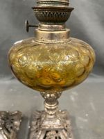 Paire de bougeoirs en métal à décor de paniers fleuris et de… (photo 3)