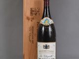 l'image d'une bouteille de vin posée à côté d'une caisse en bois