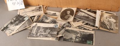 de nombreuses vieilles photos en noir et blanc dans une boîte