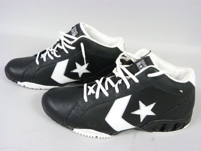 des baskets noires et blanches ornées d'étoiles blanches sur un fond blanc