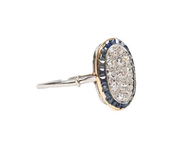 gros plan d'une bague en diamant et saphir sur fond blanc