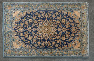 un gros plan sur un tapis bleu orné d'un motif en médaillon