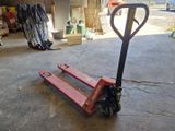 un diable rouge qui se trouve dans un garage