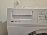 une photo d'un lave-linge et d'un sèche-linge dans une salle de bains