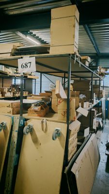 de nombreux cartons et boîtes sur les étagères de l'entrepôt