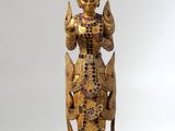 l'image d'une statue de femme tenant un oiseau