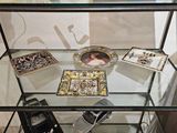 une vitrine en verre sur laquelle est posé un ordinateur portable