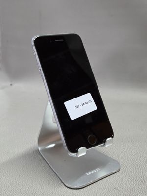 un téléphone portable posé sur un support
