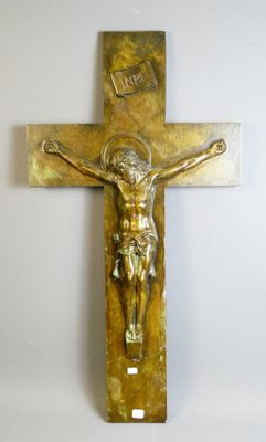 Jésus sur la croix, avec le mot « Jésus » inscrit dessus