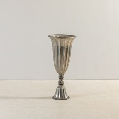 un vase en argent posé sur une table