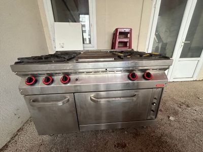 une cuisinière à deux feux dans une cuisine
